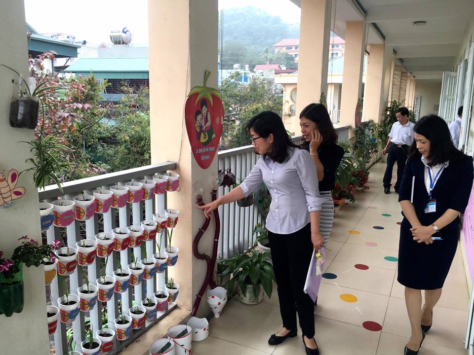 Đại diện lãnh đạo Đảng uỷ; Uỷ ban MTTQ; Hội Cựu chiến binh phường Cẩm Tây đã đến động viên, thăm quan mô hình học tập giáo dục theo hướng "Lấy trẻ làm trung tâm" của cô và trò Trường Mầm non Cẩm Tây.